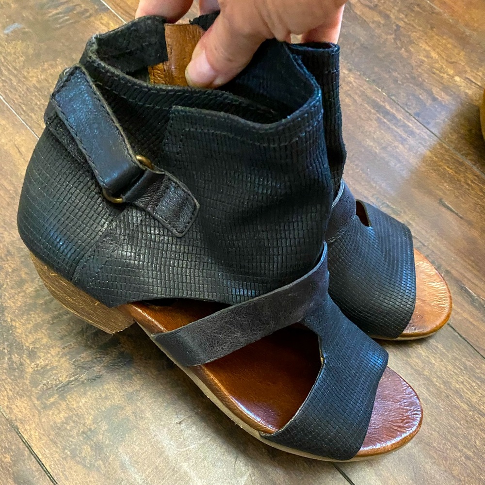 Leather sandal, heels
